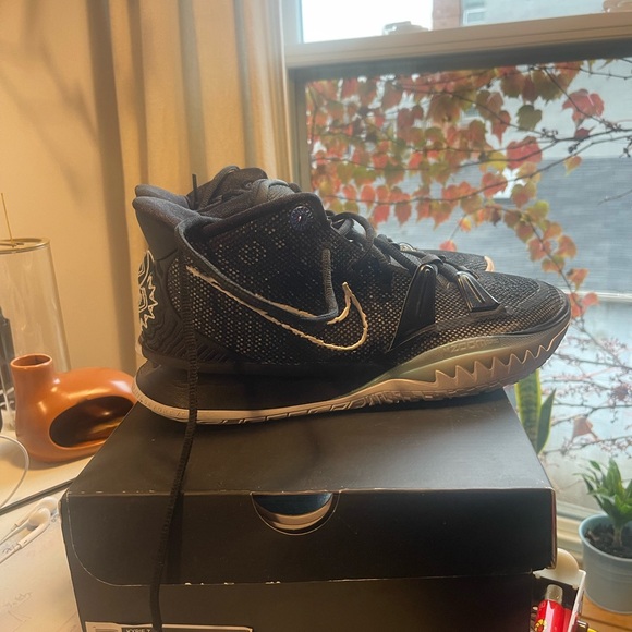 Kyrie Irving Shoes - Picture 2 of 4